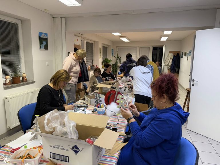 IZDELOVANJE PRAZNIČNIH OKRASKOV