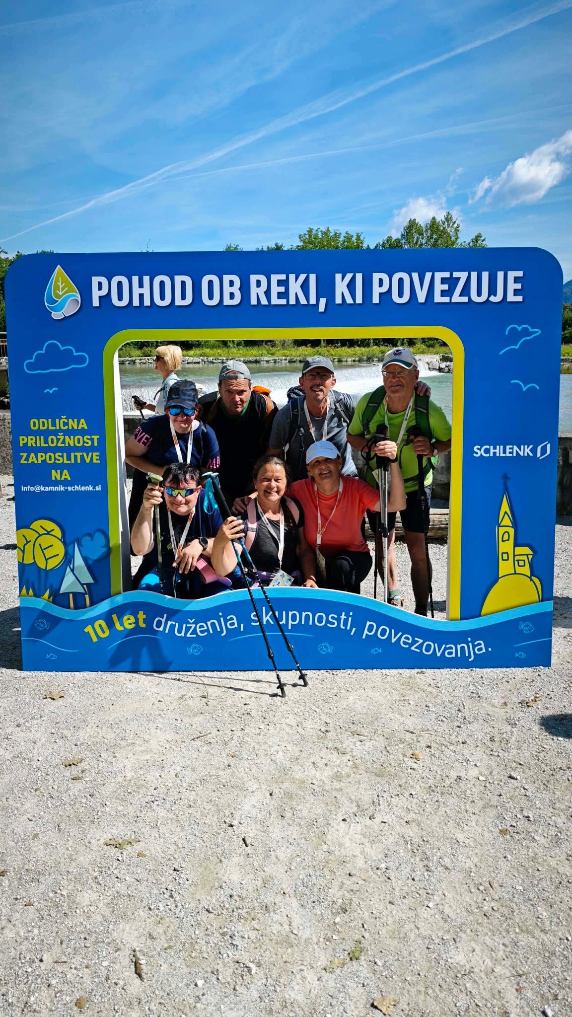 POHOD OB REKI, KI POVEZUJE